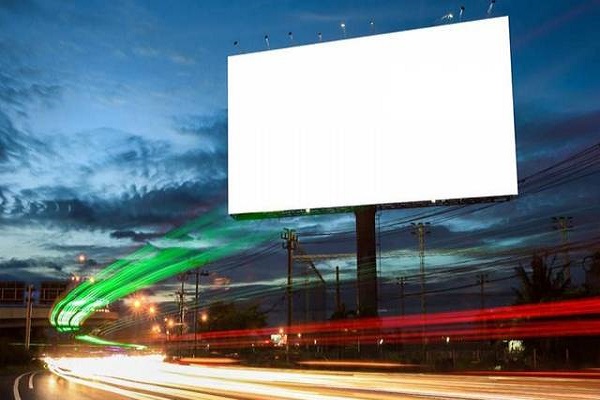 شروط وضع الإعلانات على الطرق.. تعرف عليها