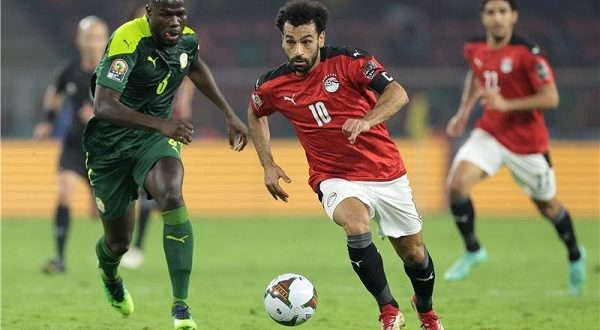 تعرف على موعد مباراة مصر والسنغال حيث يلتقي فريقا المنتخب القومي والسنغال اليوم في مواجهة قوية في التصفيات المؤهلة لكأس العالم2022، وذلك بعد أن حسم منتخب مصر الجولة الأولى أمام نظيره السنغالي فى ذهاب الدور الفاصل بالتصفيات الأفريقية المؤهلة لكأس العالم 2022، وفاز "الفراعنة" بهدف دون رد سجله المدافع السنغالي آليو سيس بالخطأ فى مرماه بعد مرور 4 دقائق فقط، وفي التفاصيل تعرف على موعد مباراة مصر والسنغال.