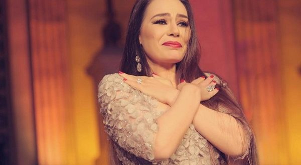 فنانات يعزفن عن روب المحاماة من أجل عيون الفن من عنوان التقرير تظهر معالمه عن نجمات السينما اللاتي تركن العمل بالمحاماة من أجل الفن وأخريات درسن المحاماة بجانب الفن ونستعرضهم في التقرير التالي فنانات يعزفن عن روب المحاماة من أجل عيون الفن.