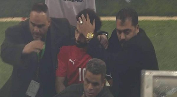 خروج محمد صلاح بحراسة أمنية من ملعب السنغال يثير الجد