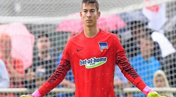 لاعب يقاضي نادي برلين الألماني