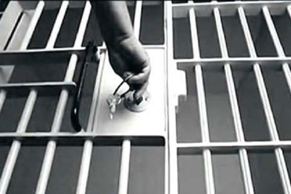 متى يُصبح المتهم متلبسا بالجريمة بعد القاء القبض عليه؟