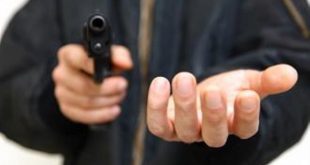 ما هي عقوبة حيازة أسلحة أثناء جريمة السرقة؟