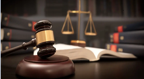 النقض تبرئ الاول فتكون حجة لبراءة الثاني