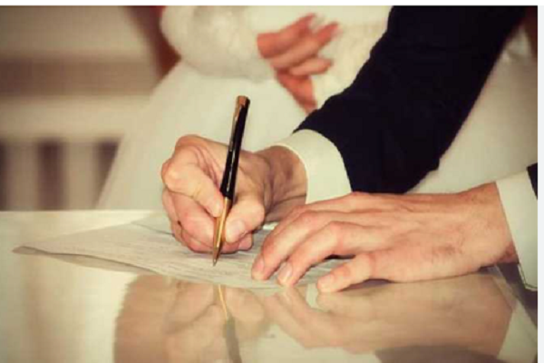 عندما يُجبر الزوج زوجته على الصرف من راتبها.. القانون يوضح الحقوق والعقوبات