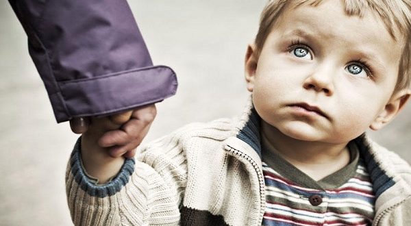زوج يتعدي على طليقته ويختطف ابنه
