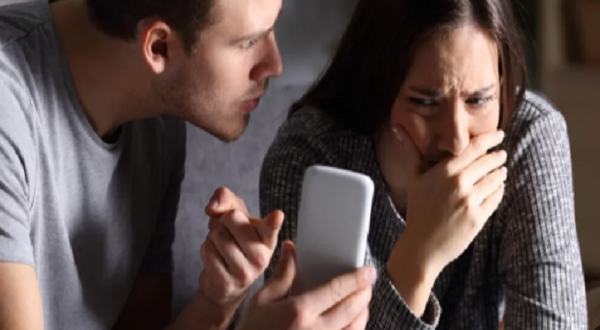حبس سيدة وعشيقها بعد محادثات واتساب كشفت الخيانة الزوجية